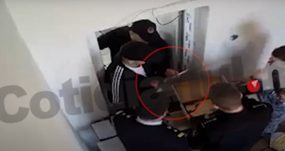 VIDEO // Ion Druță, alias „Vanea Pisateli”, a primit un cuțit, prin intermediul unui colet